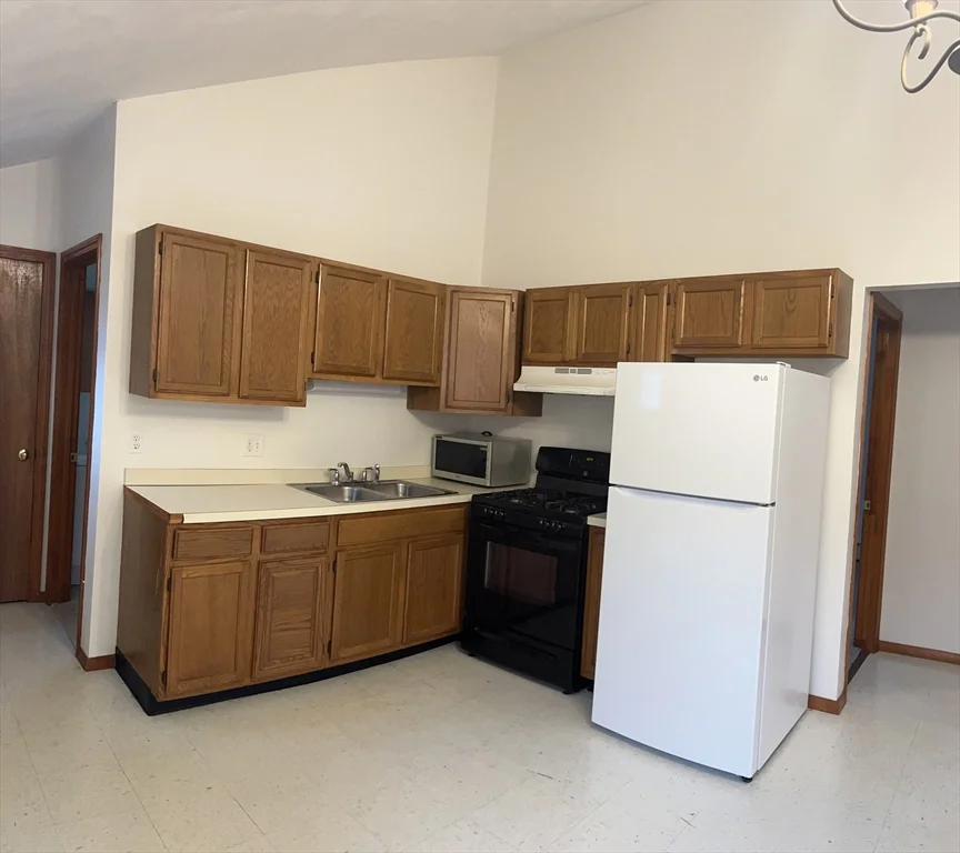 3 bed, 1 bath apartment for rent at 28 Hope St Unit 2, Warren — photo 3 of 16