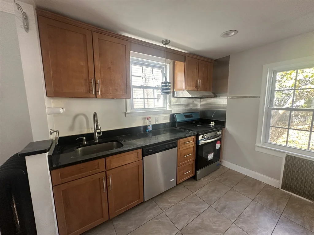 3 bed, 1 bath apartment for rent at 28 Hovey St, Quincy — photo 3 of 18