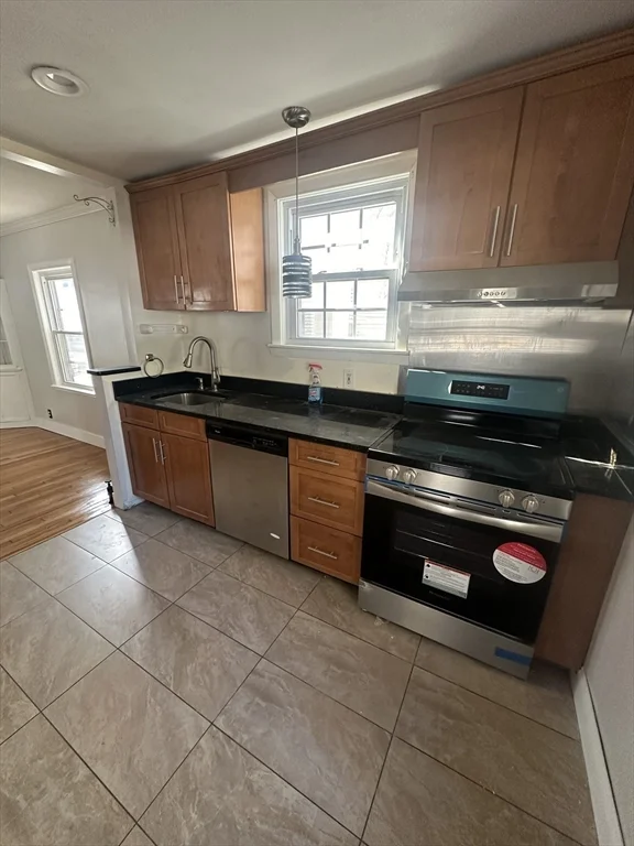 3 bed, 1 bath apartment for rent at 28 Hovey St, Quincy — photo 6 of 18