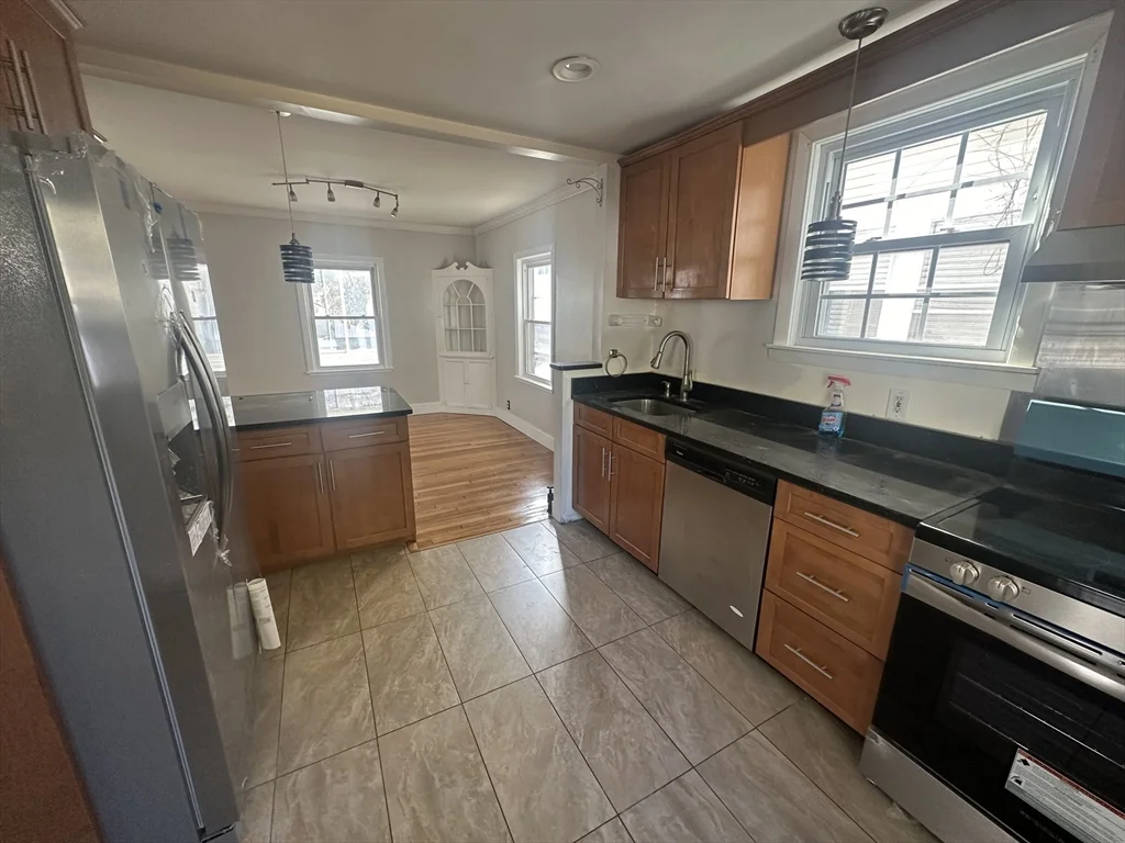 3 bed, 1 bath apartment for rent at 28 Hovey St, Quincy — photo 5 of 18