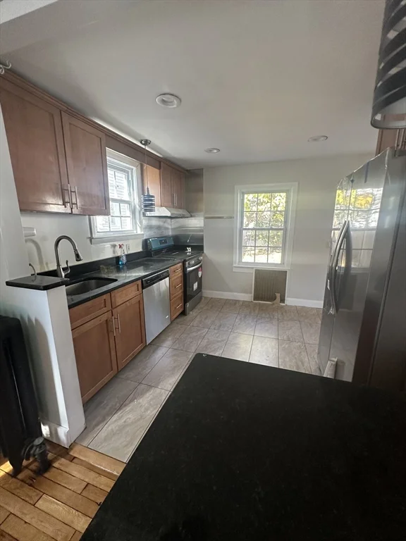 3 bed, 1 bath apartment for rent at 28 Hovey St, Quincy — photo 2 of 18