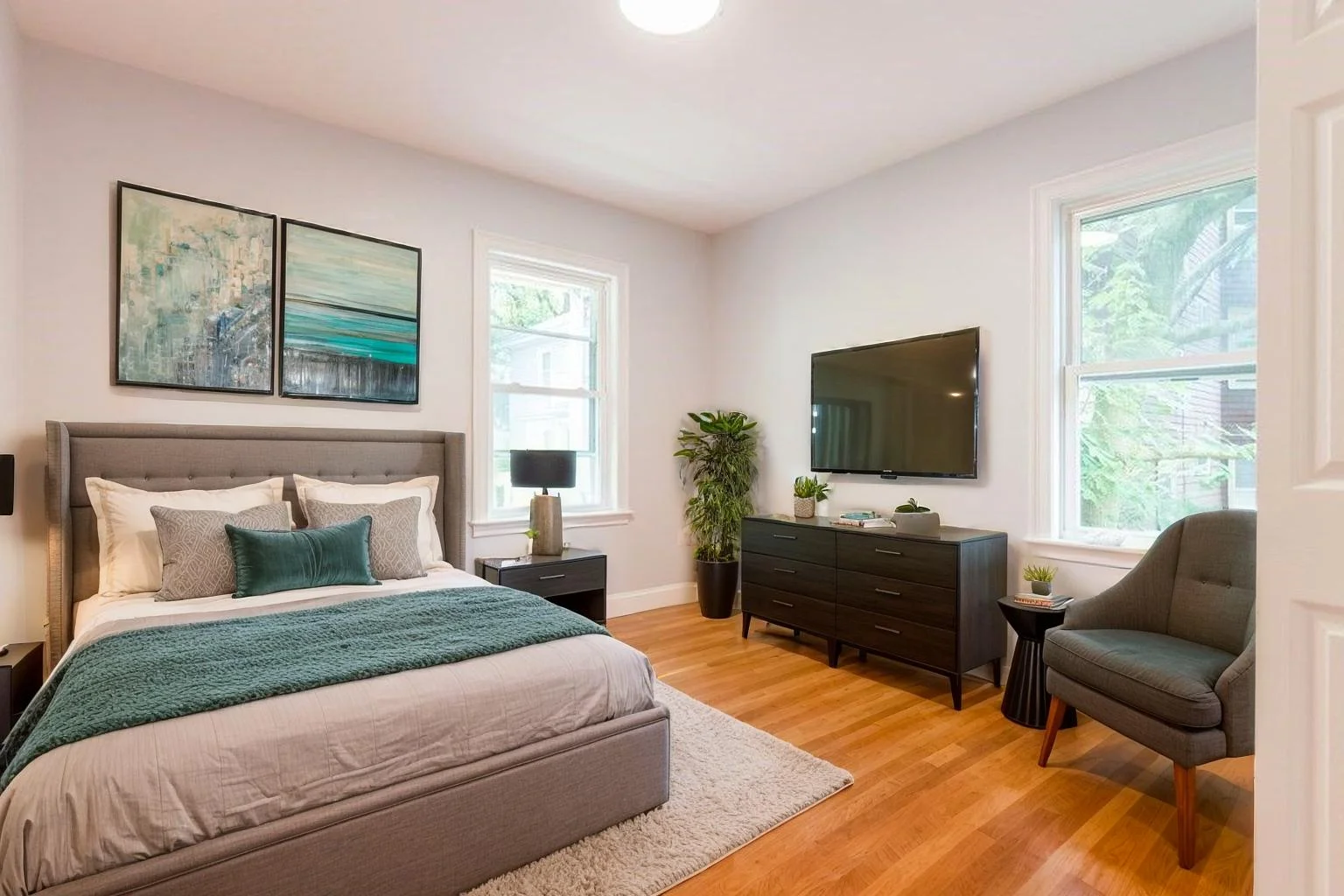 3.5 bed, 2 bath apartment for rent at 28 Hunnewell Ave Unit 2, Oak Square — photo 3 of 14