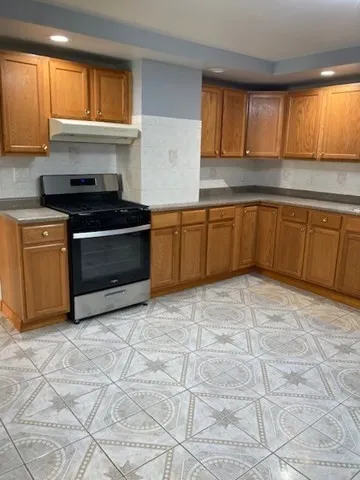 3 bed, 1 bath apartment for rent at 28 Lake St Unit 2, Ward Two — photo 1 of 15