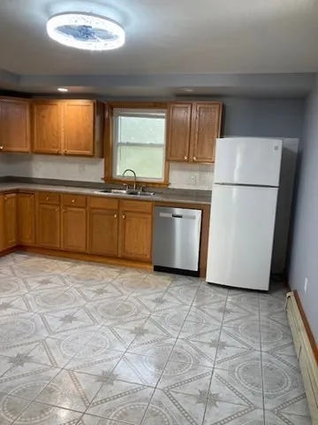 3 bed, 1 bath apartment for rent at 28 Lake St Unit 2, Ward Two — photo 2 of 15