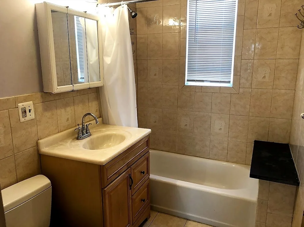 3 bed, 1 bath apartment for rent at 28 Litchfield St Unit 3, Brighton — photo 3 of 11