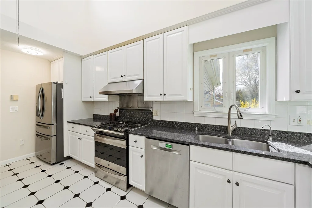 5 bed, 4+ bath apartment for rent at 28 Mansfield Rd, Wellesley — photo 6 of 41