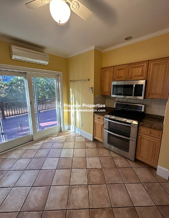 6 bed, 3 bath apartment for rent at 28 Montfern Ave Unit P, Oak Square — photo 4 of 26