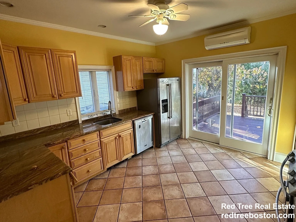 6 bed, 3 bath apartment for rent at 28 Montfern Unit 1, Brighton
