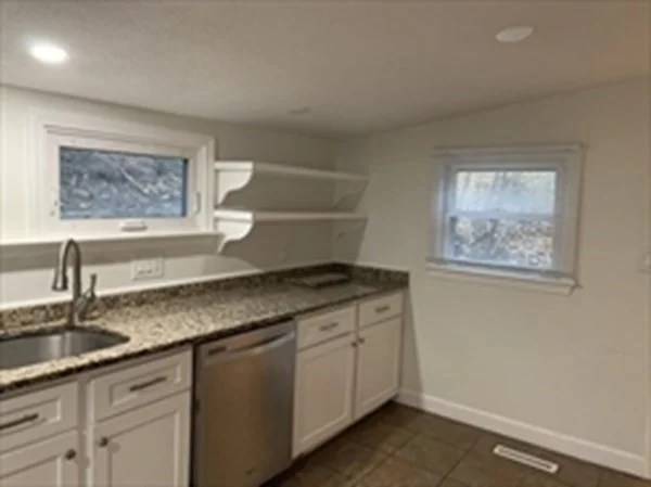 3 bed, 1 bath apartment for rent at 28 Paomet Rd, Weymouth — photo 5 of 21