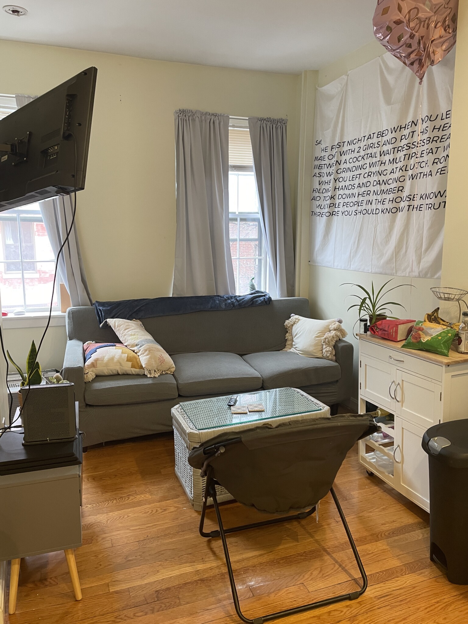 3 bed, 1 bath apartment for rent at 28 Phillips St Unit 2, Beacon Hill — photo 1 of 6