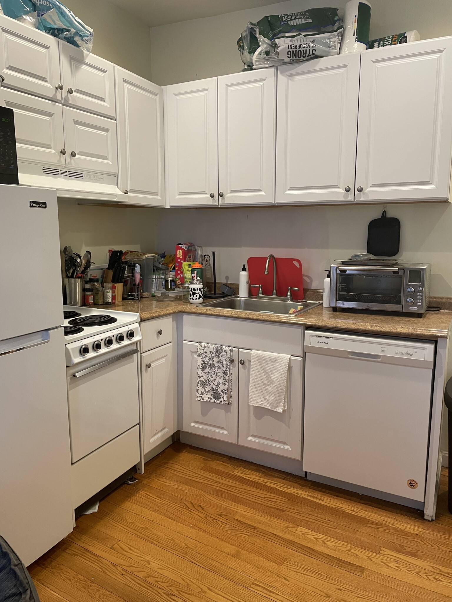 3 bed, 1 bath apartment for rent at 28 Phillips St Unit 2, Beacon Hill — photo 2 of 6
