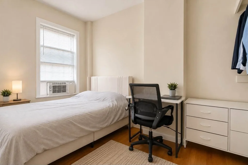 3 bed, 2 bath apartment for rent at 28 Phillips St Unit 3, Beacon Hill — photo 11 of 15