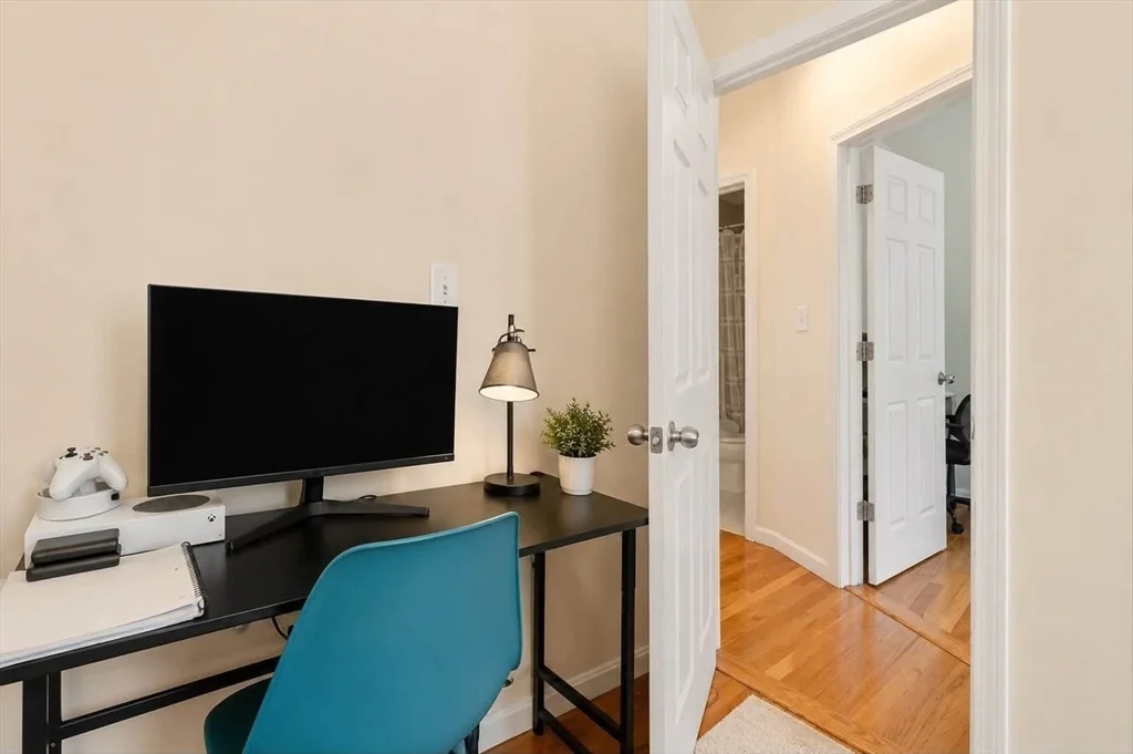 3 bed, 2 bath apartment for rent at 28 Phillips St Unit 3, Beacon Hill — photo 9 of 15