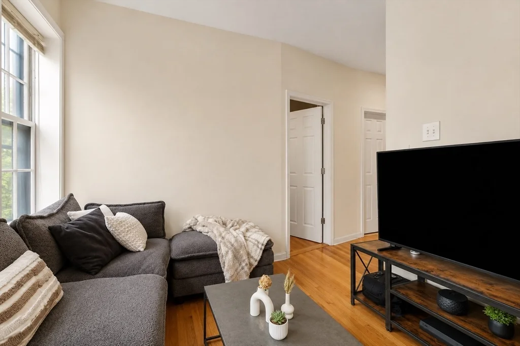 3 bed, 2 bath apartment for rent at 28 Phillips St Unit 3, Beacon Hill — photo 2 of 15