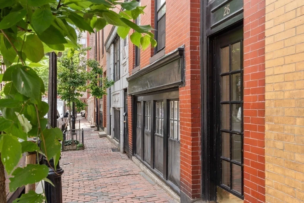 3 bed, 2 bath apartment for rent at 28 Phillips St Unit 3, Beacon Hill — photo 13 of 15