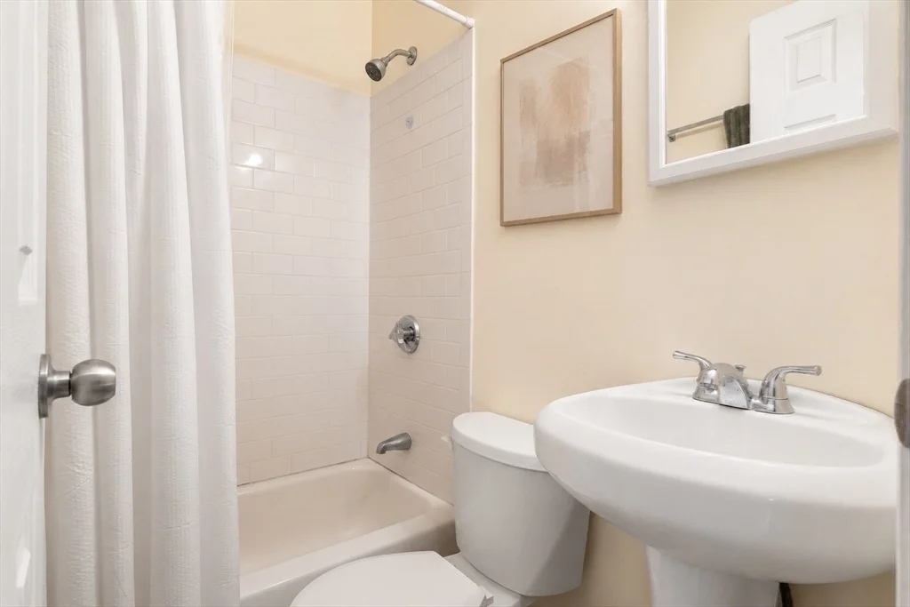 3 bed, 2 bath apartment for rent at 28 Phillips St Unit 3, Beacon Hill — photo 7 of 15