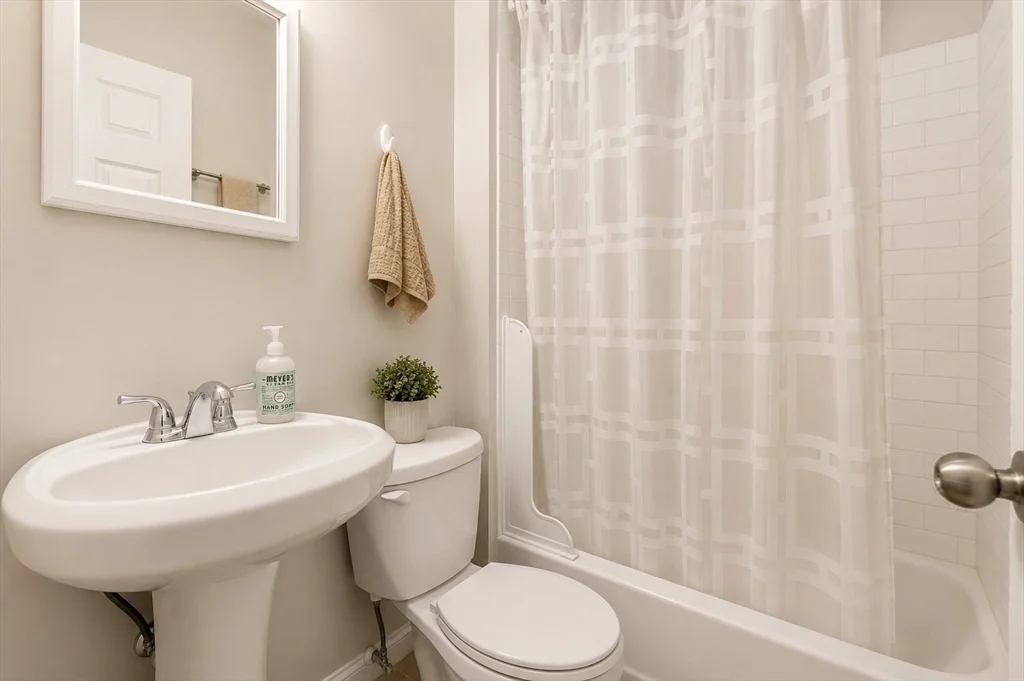 3 bed, 2 bath apartment for rent at 28 Phillips St Unit 3, Beacon Hill — photo 10 of 15