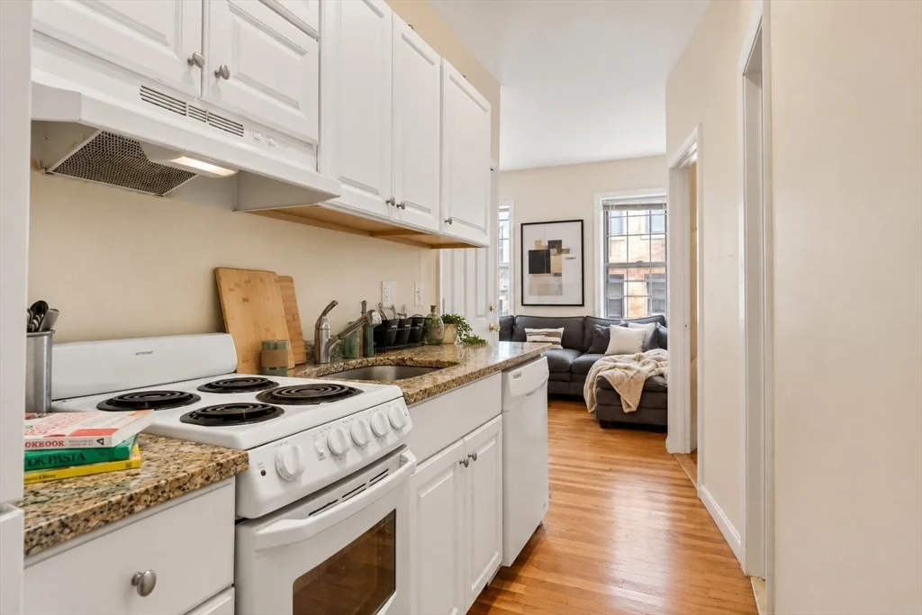 3 bed, 2 bath apartment for rent at 28 Phillips St Unit 3, Beacon Hill — photo 3 of 15