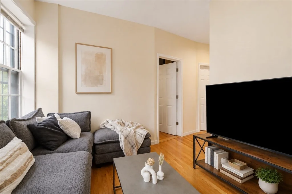 3 bed, 2 bath apartment for rent at 28 Phillips St Unit 3, Beacon Hill — photo 3 of 15