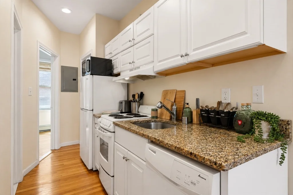 3 bed, 2 bath apartment for rent at 28 Phillips St Unit 3, Beacon Hill — photo 4 of 15
