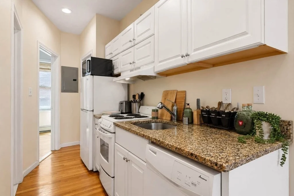 3 bed, 2 bath apartment for rent at 28 Phillips St Unit 3, Beacon Hill — photo 4 of 15