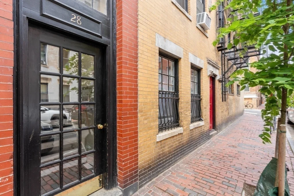3 bed, 2 bath apartment for rent at 28 Phillips St Unit 3, Beacon Hill — photo 14 of 15