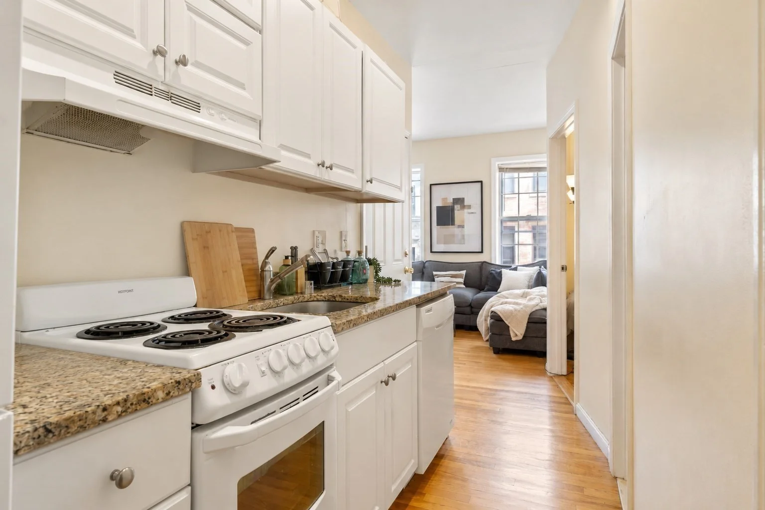 3 bed, 2 bath apartment for rent at 28 Phillips St Unit 3, Beacon Hill — photo 3 of 15