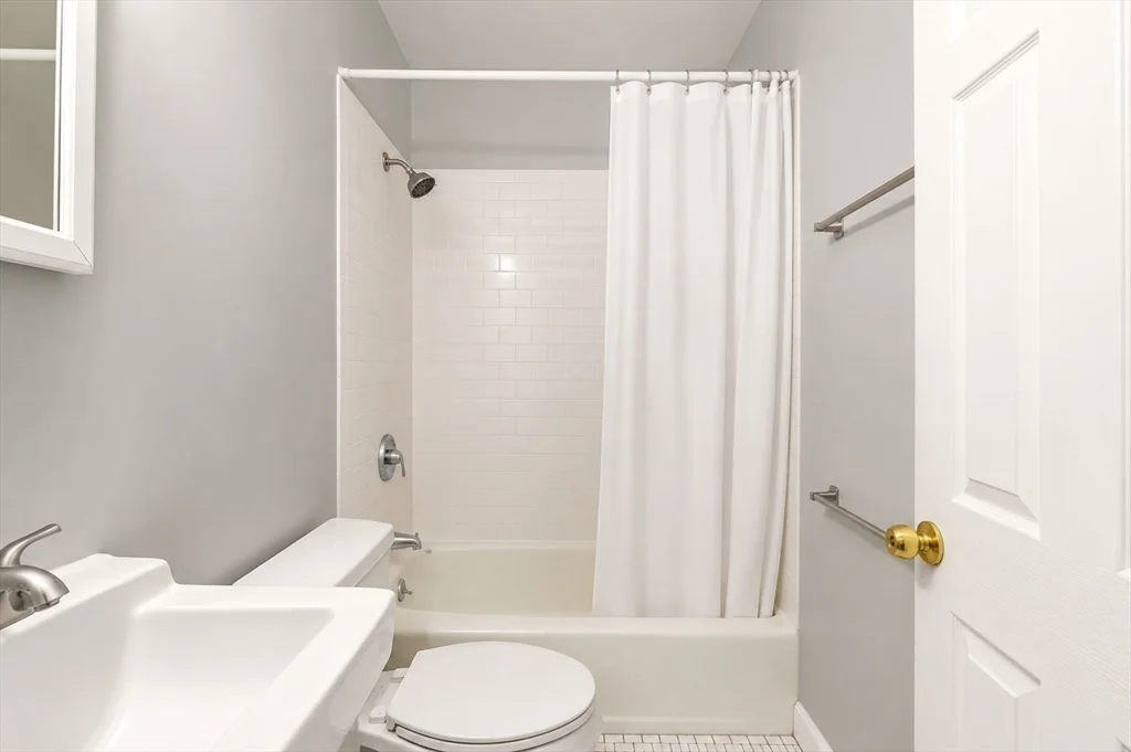 2 bed, 1 bath apartment for rent at 28 Phillips St Unit A, Beacon Hill — photo 9 of 12