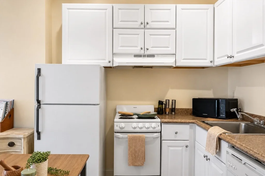 2 bed, 1 bath apartment for rent at 28 Phillips St Unit A, Beacon Hill — photo 2 of 12