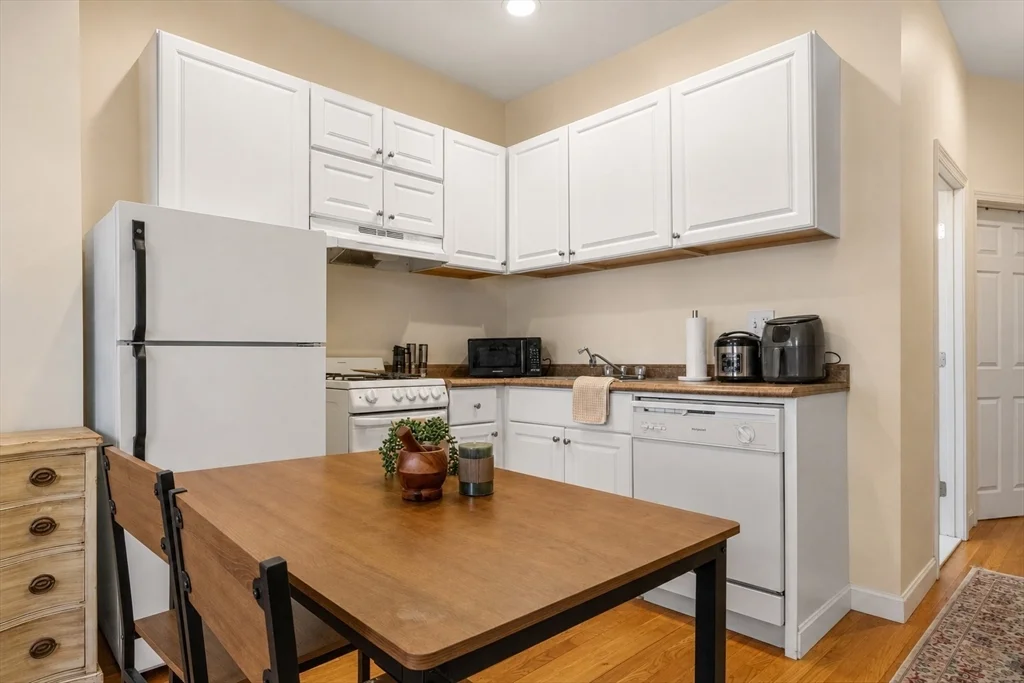 2 bed, 1 bath apartment for rent at 28 Phillips St Unit A, Beacon Hill — photo 6 of 12