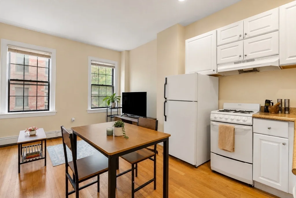 2 bed, 1 bath apartment for rent at 28 Phillips St Unit A, Beacon Hill