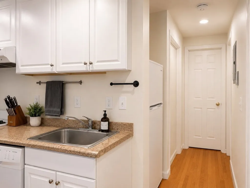 2 bed, 2 bath apartment for rent at 28 Phillips St Unit G, Beacon Hill — photo 5 of 15