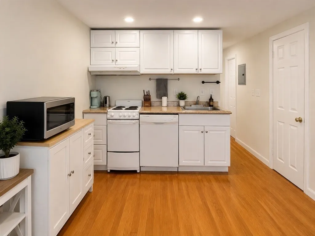 2 bed, 2 bath apartment for rent at 28 Phillips St Unit G, Beacon Hill — photo 3 of 15