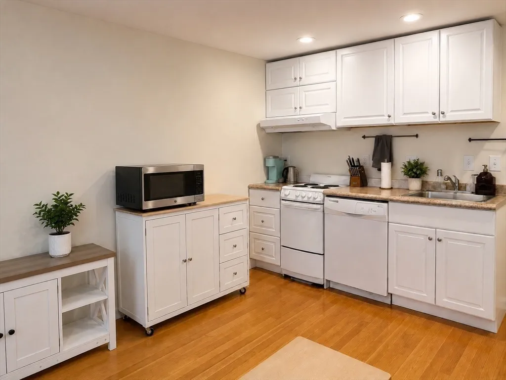 2 bed, 2 bath apartment for rent at 28 Phillips St Unit G, Beacon Hill — photo 4 of 15