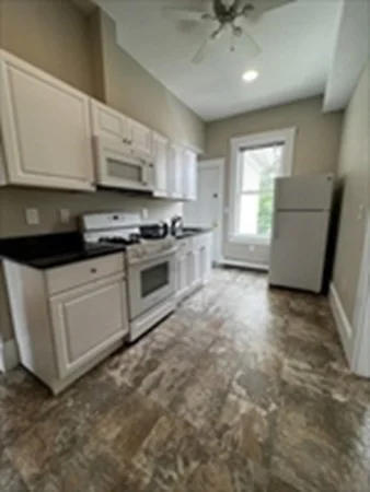 2 bed, 1 bath apartment for rent at 28 Poplar St Unit 4, Danvers — photo 5 of 20