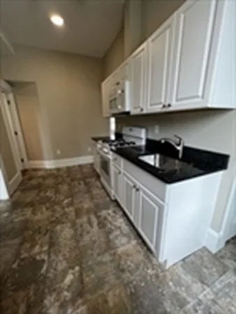 2 bed, 1 bath apartment for rent at 28 Poplar St Unit 4, Danvers — photo 3 of 20