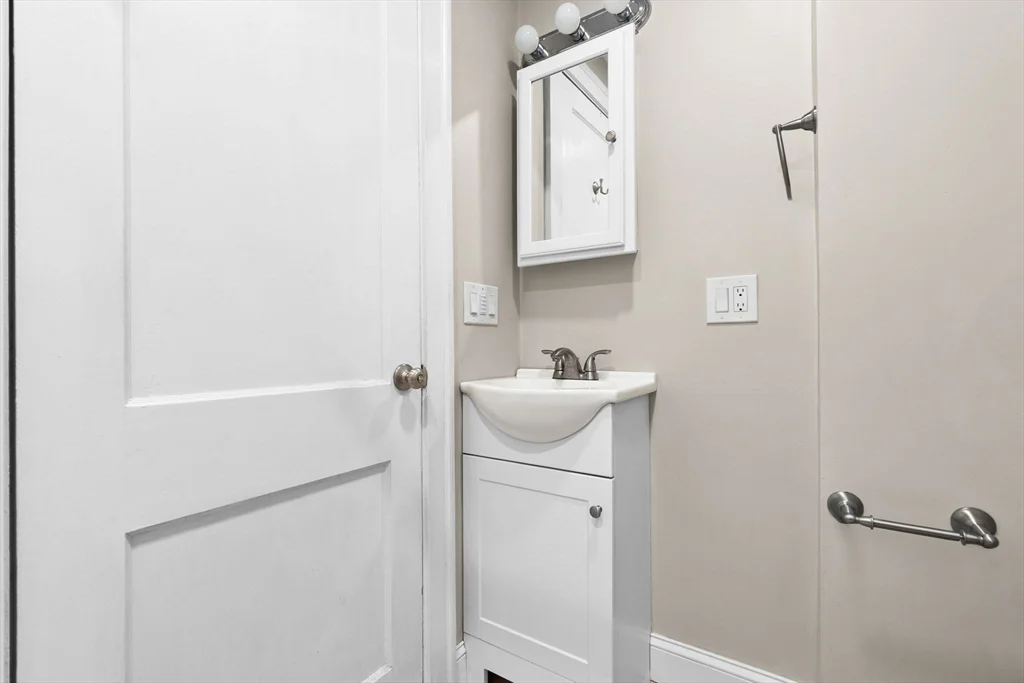 1 bed, 1 bath apartment for rent at 28 Poplar St Unit 7, Danvers — photo 7 of 12