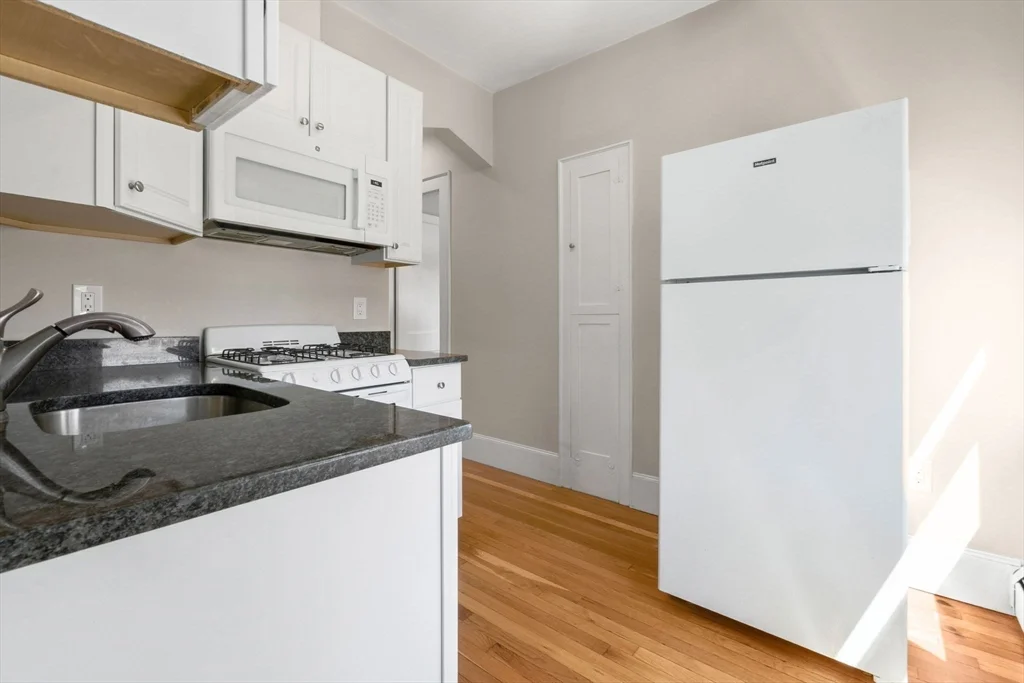 1 bed, 1 bath apartment for rent at 28 Poplar St Unit 7, Danvers — photo 3 of 12