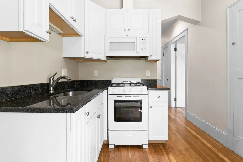 1 bed, 1 bath apartment for rent at 28 Poplar St Unit 7, Danvers — photo 2 of 12