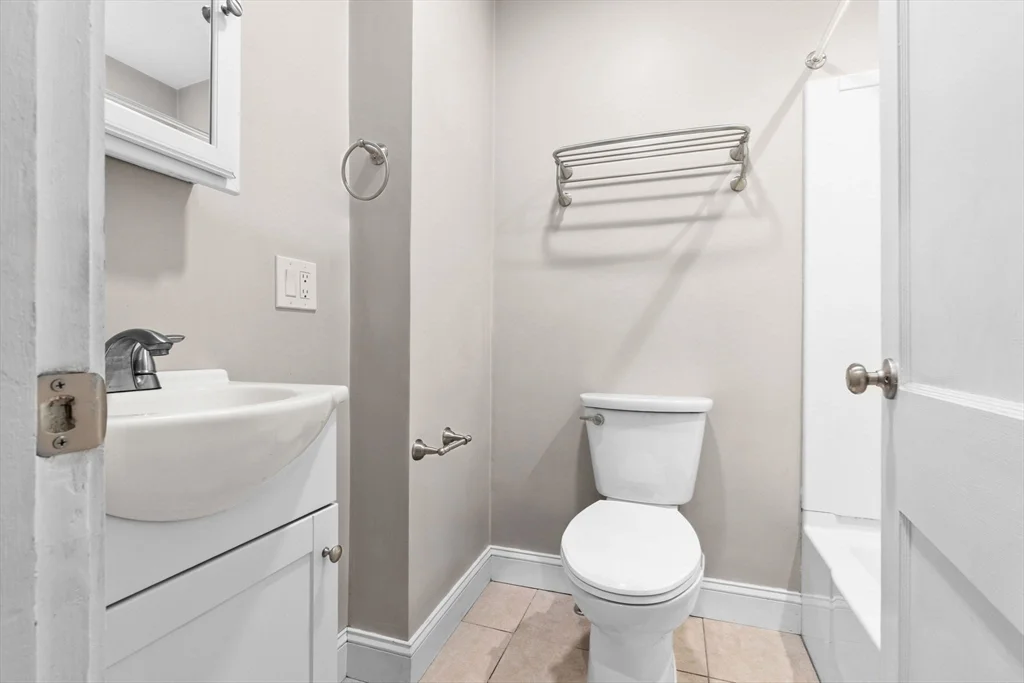 1 bed, 1 bath apartment for rent at 28 Poplar St Unit 7, Danvers — photo 8 of 12