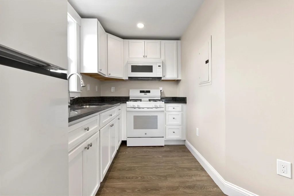 1 bed, 1 bath apartment for rent at 28 Poplar St Unit 9, Danvers — photo 10 of 19
