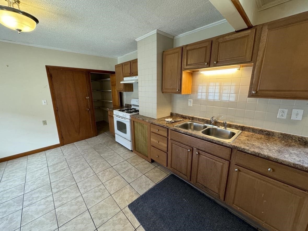 3 bed, 1 bath apartment for rent at 28 Quincy St Unit 2, Spring Hill — photo 7 of 8