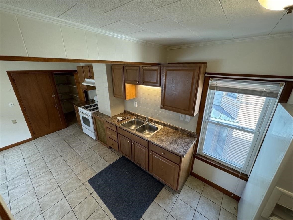 3 bed, 1 bath apartment for rent at 28 Quincy St Unit 2, Spring Hill — photo 3 of 8