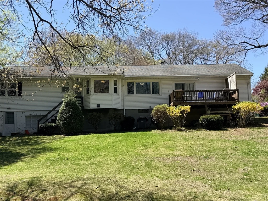 3 bed, 2 bath apartment for rent at 28 Robinhood Rd, Natick — photo 2 of 29