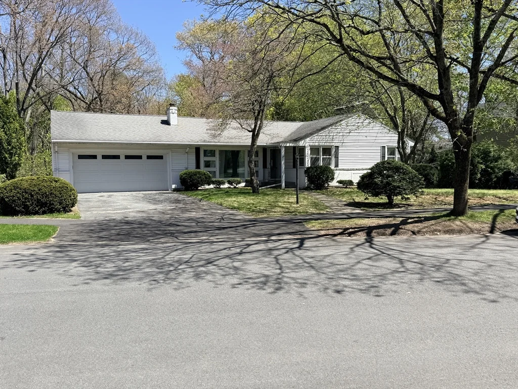 3 bed, 2 bath apartment for rent at 28 Robinhood Rd, Natick — photo 1 of 29