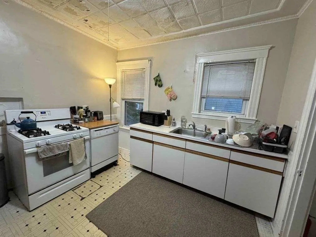 4 bed, 1 bath apartment for rent at 28 Sunset Rd Unit 1, Teele Square — photo 6 of 26