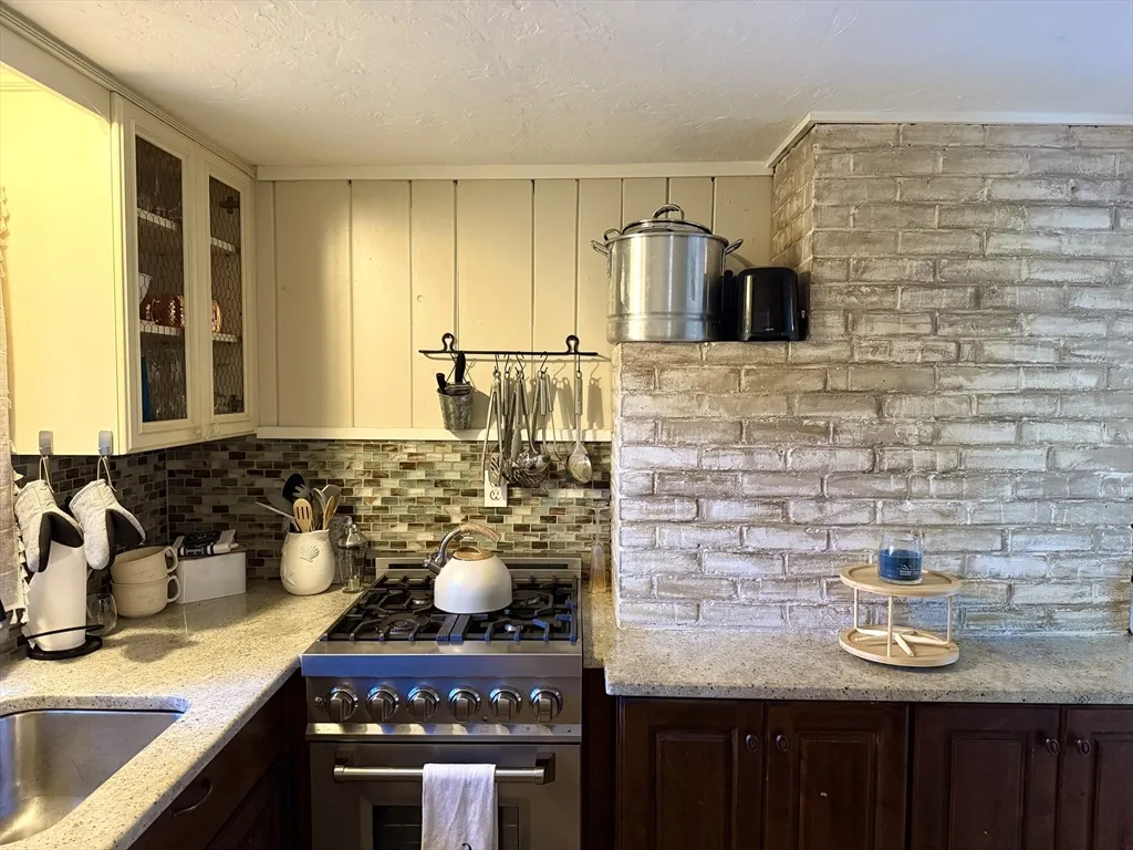 2 bed, 1 bath apartment for rent at 28 Swan Lake Rd, Yarmouth — photo 14 of 19
