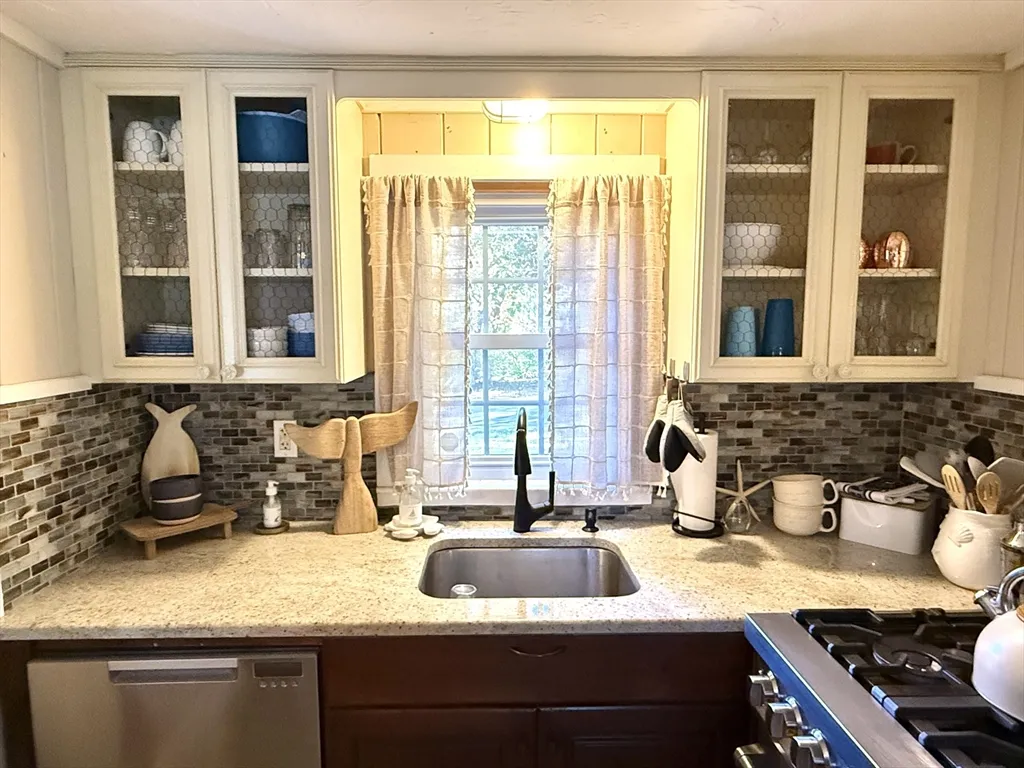 2 bed, 1 bath apartment for rent at 28 Swan Lake Rd, Yarmouth — photo 12 of 19
