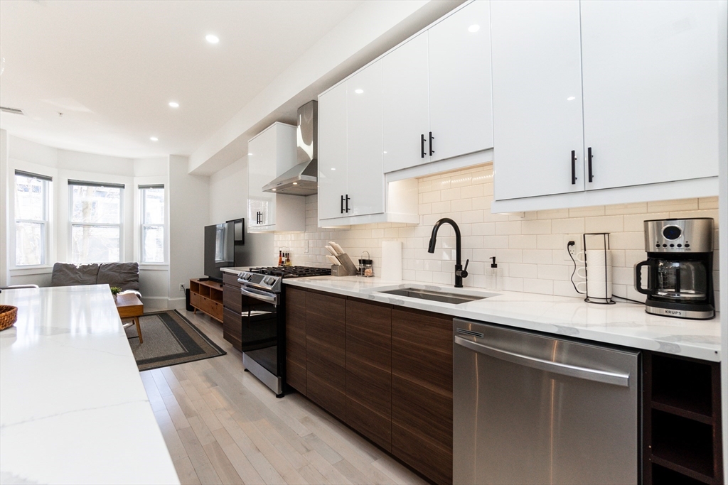 3 bed, 2.5 bath apartment for rent at 28 Telegraph St Unit 2, South Boston — photo 4 of 33