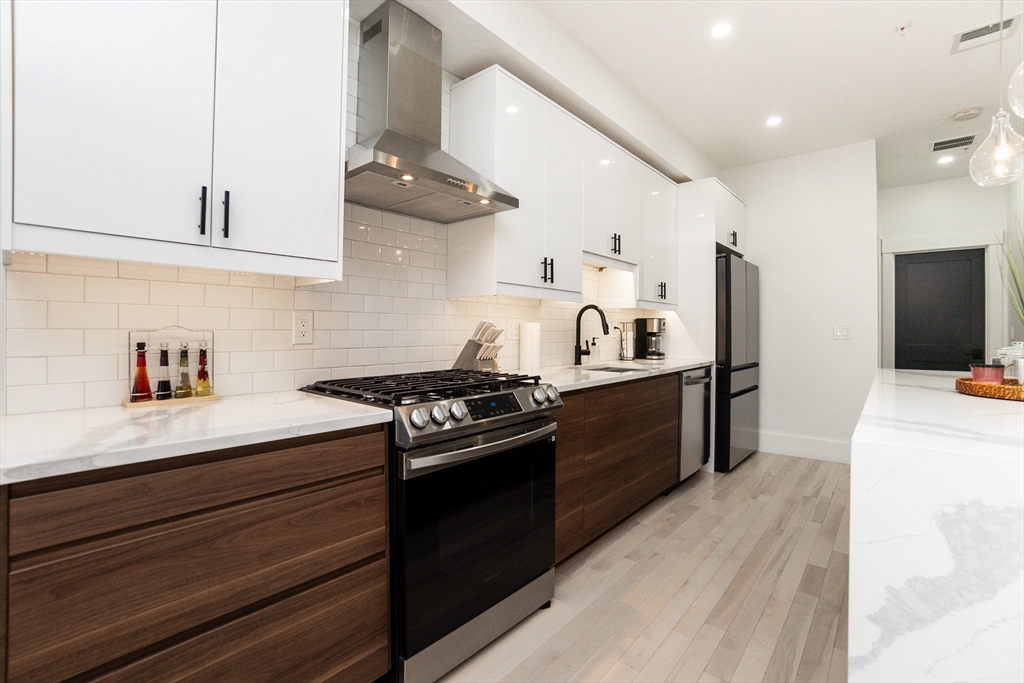 3 bed, 2.5 bath apartment for rent at 28 Telegraph St Unit 2, South Boston — photo 5 of 33
